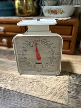 White Mechanical Kitchen Scale with Red Indicator